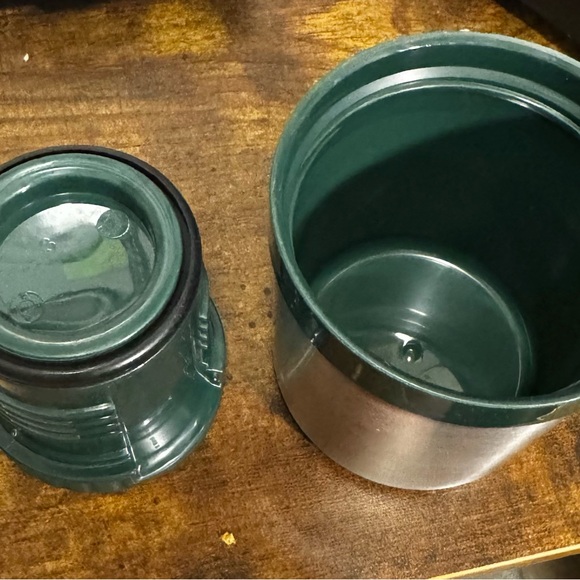 Stanley Classic Green Thermos - Picture 4 of 6